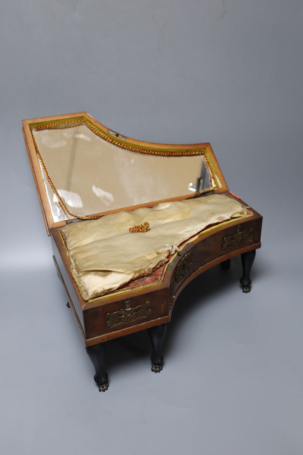 An early 19th century French mahogany pianoforte necessaire case, 29 x 19cm